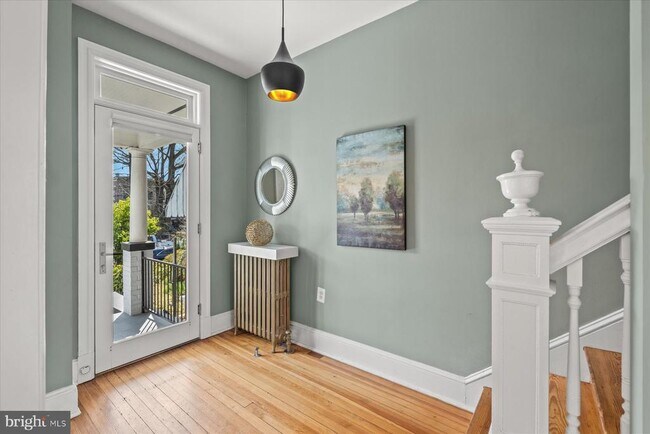Building Photo - 916 K St NE