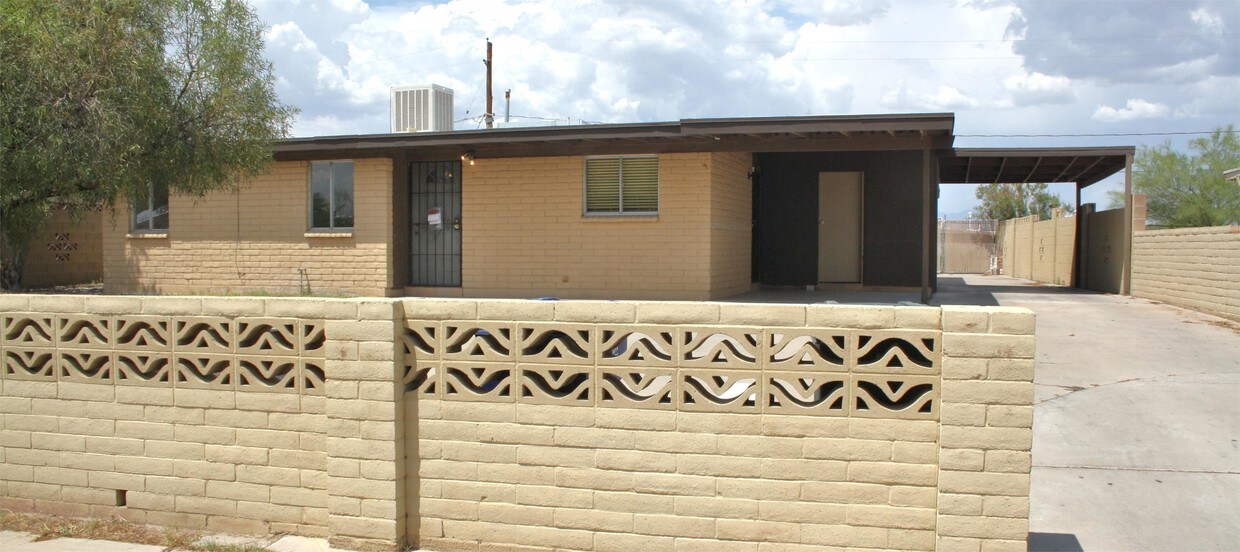 Primary Photo - 402 W Marcus Dr