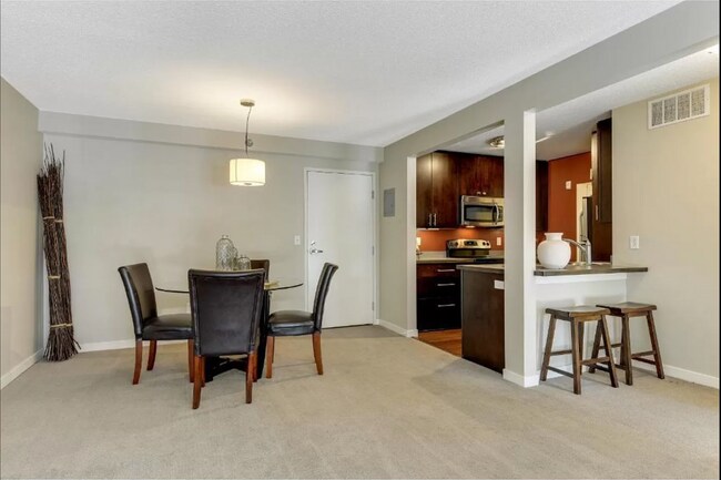 Foto del edificio - 1Bd/1Ba with Heated Parking, Stainless Steel Appliances, and Pool Access