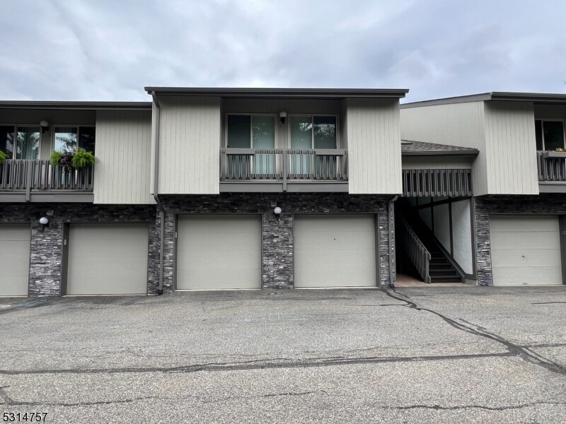 Primary Photo - 62 Hart Dr