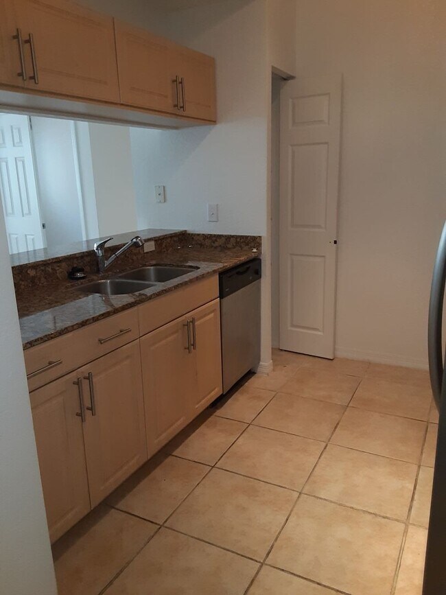 Foto del edificio - Annual unfurnished 2/2 luxury condo downto...