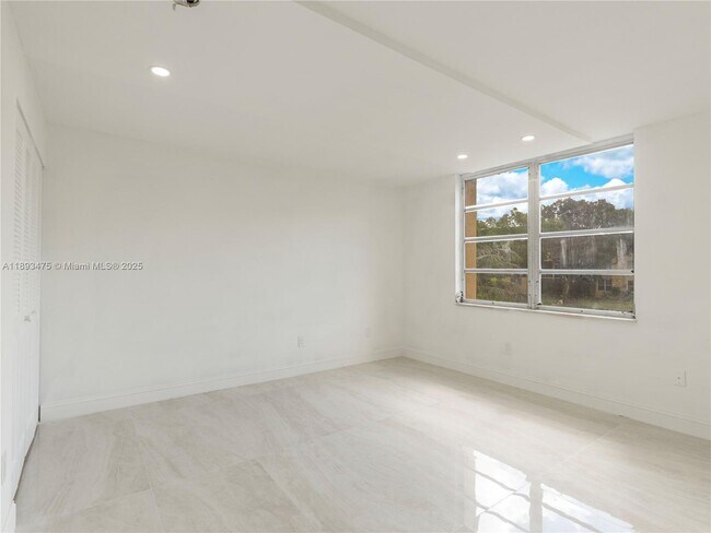 Foto del edificio - 3195 Foxcroft Rd