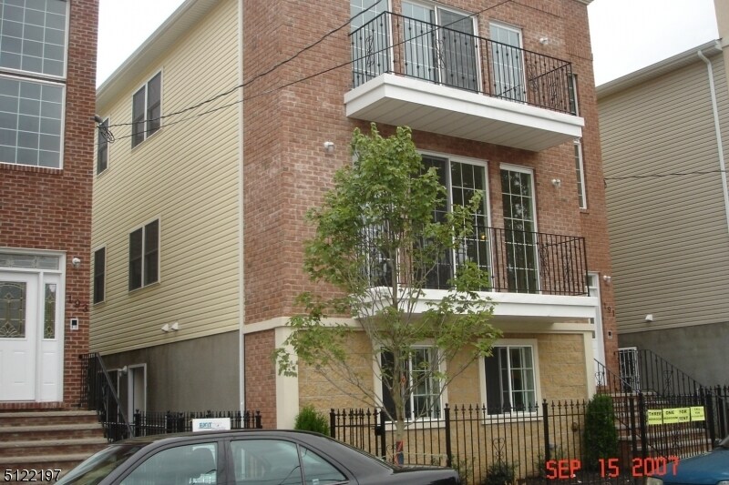 Primary Photo - 191 Manchester Pl