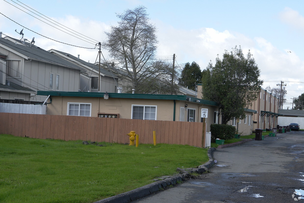 Primary Photo - Sunshine Apartments