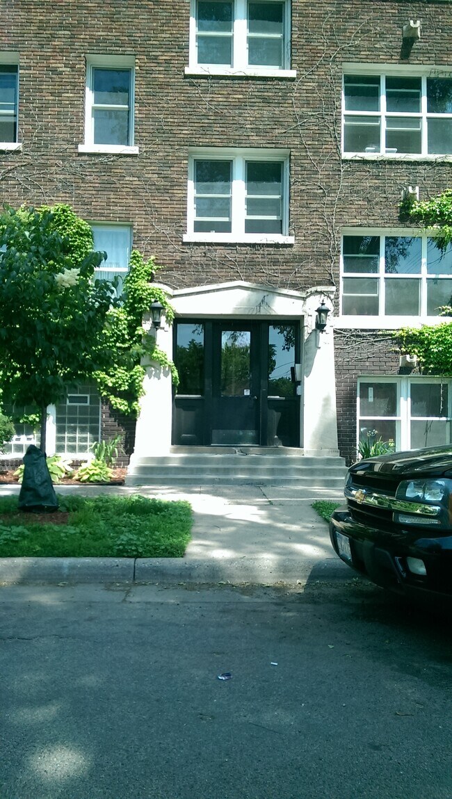 Building Photo - 1110 W 25th St