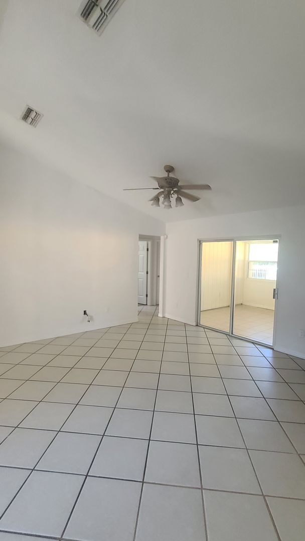 Beautiful 3/2 with office/flex room & fen... House Rental in