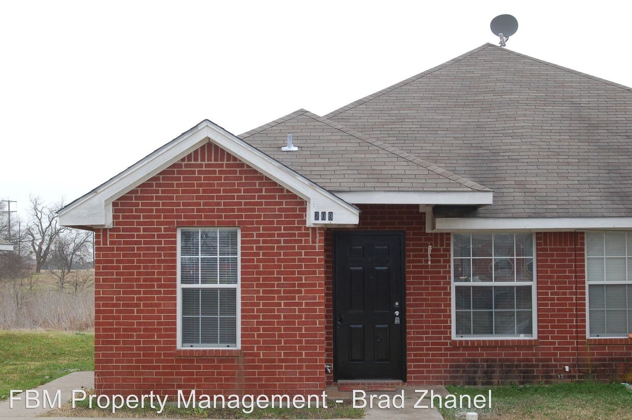 Primary Photo - 209 W Lamar St