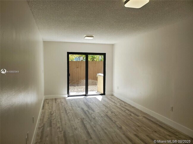 Foto del edificio - 4393 NW 11th St