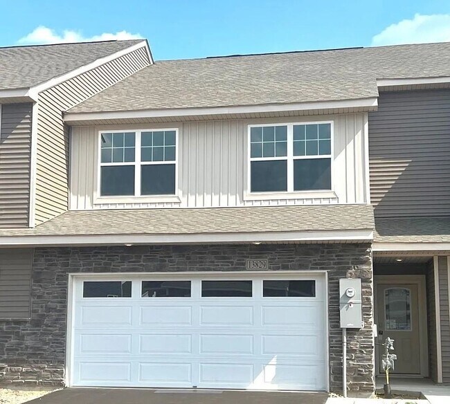 Foto del edificio - Rare 1 year old new construction home!!! N...