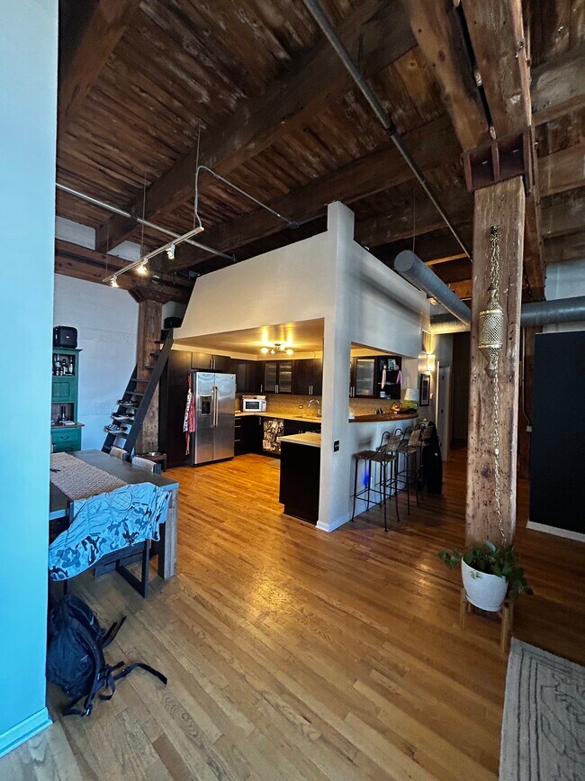 Foto del edificio - 312 N May St