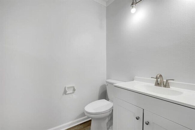 Building Photo - Chaires  Country living Home
