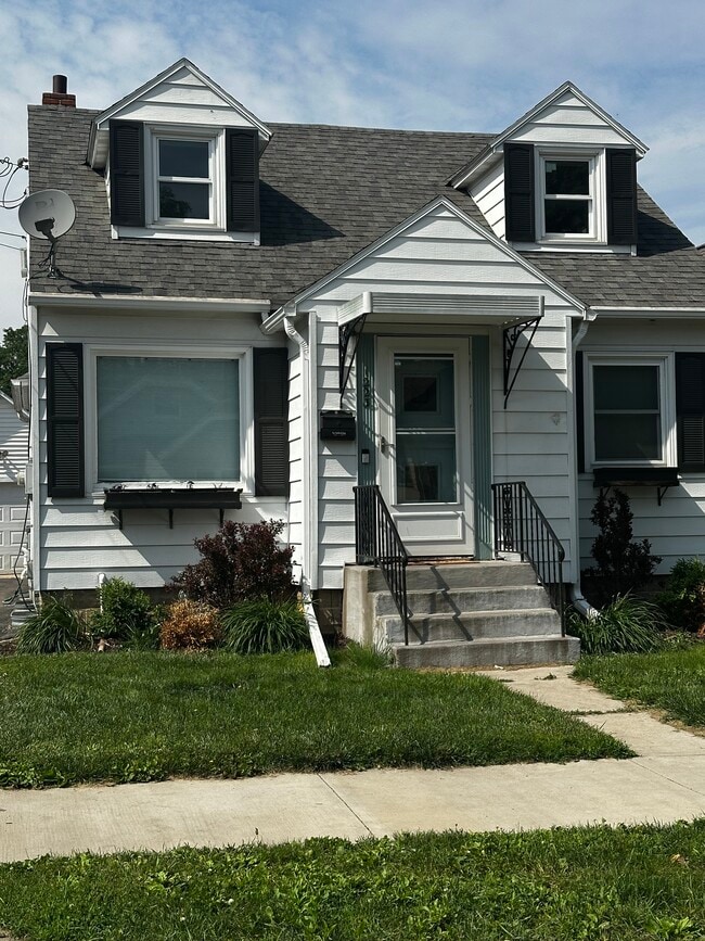 Building Photo - 1223 2nd St NE