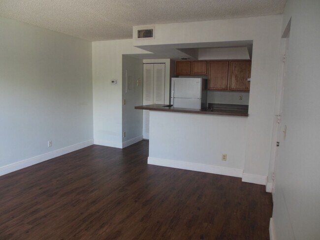 Foto del edificio - ONE BEDROOM ONE BATHROOM! WATERFRONT COMMU...