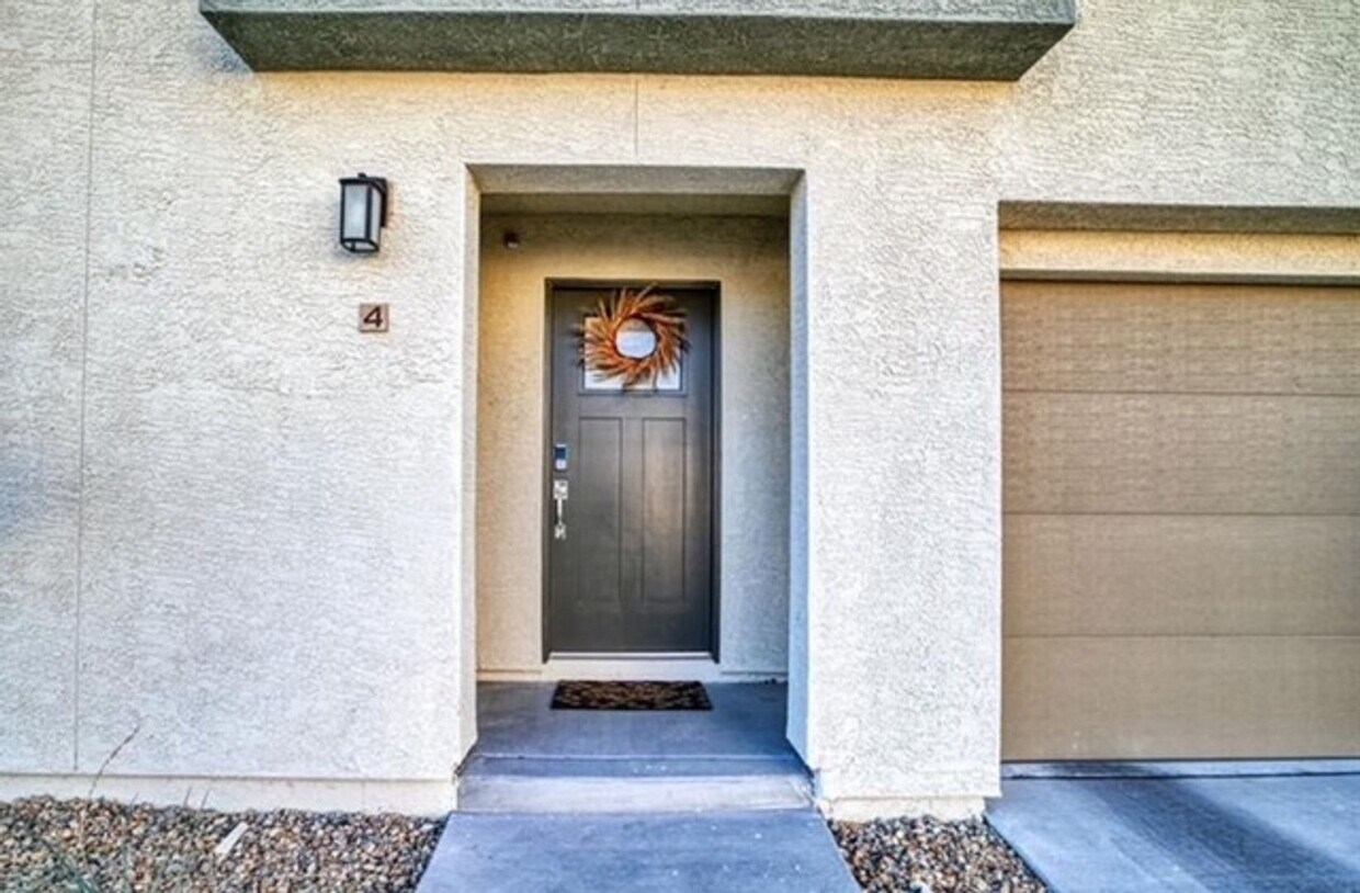 Foto principal - BEAUTIFUL 3 BEDROOM 3 BATH TRI-LEVEL HOME ...