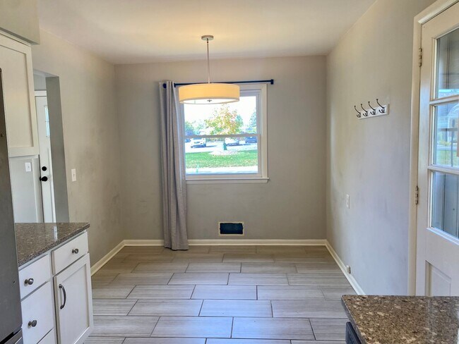 Foto del edificio - Cute Cape Cod in Forest Hills