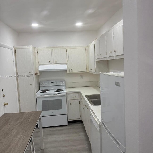 Building Photo - 9159 SW 77th Ave