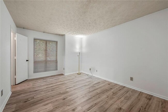 Foto del edificio - 1306 McClelen Way