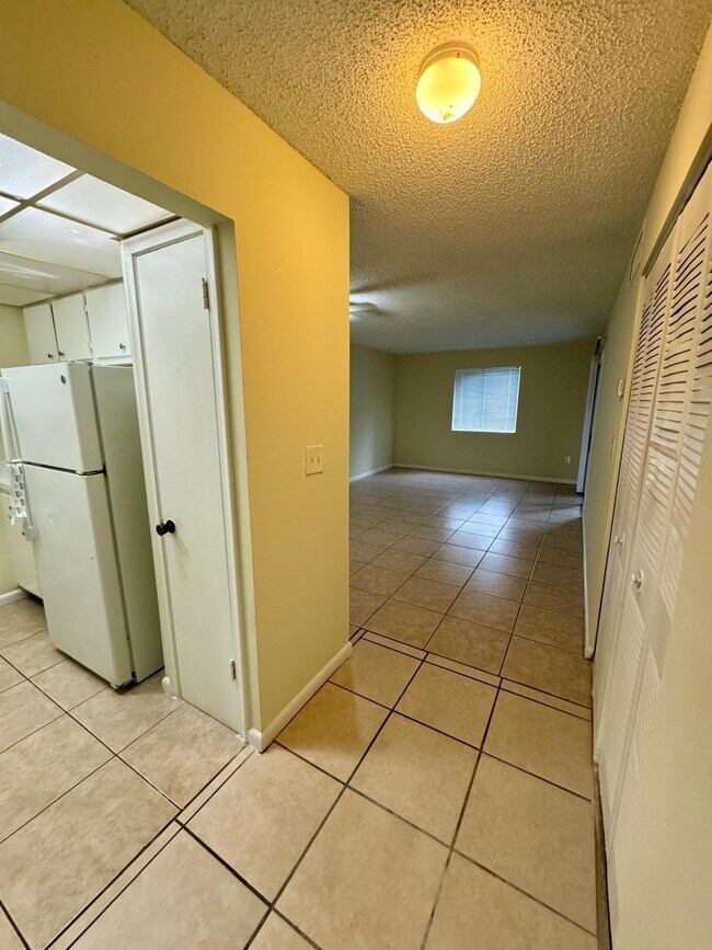 Foto del edificio - 6074 Forest Hill Blvd