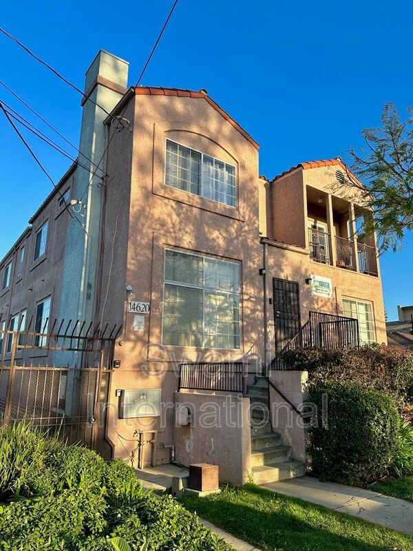 Building Photo - 14620 Berendo Ave