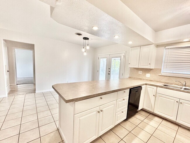 Foto del edificio - Charming 3-Bedroom Home with 2-Car Garage Near Shopping & Ft. Sam
