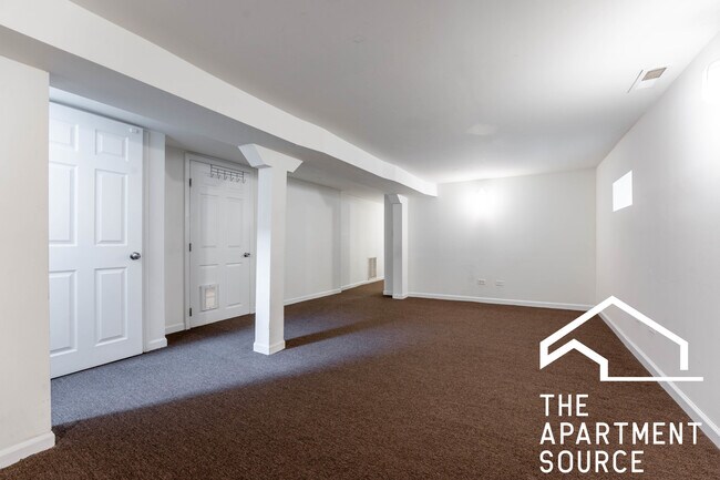 Building Photo - 2835 W Medill Ave