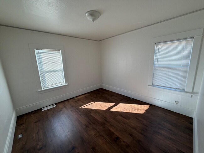 Foto del edificio - Charming 2-Bedroom Duplex in Merced with Washer dryer connections