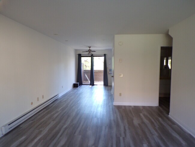 Foto del edificio - 10249 Black Mountain Rd