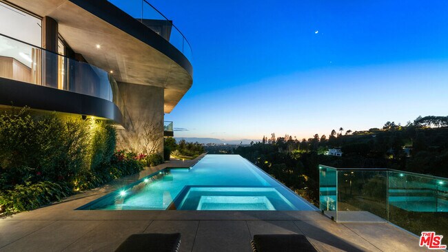Foto del edificio - 9420 Readcrest Dr