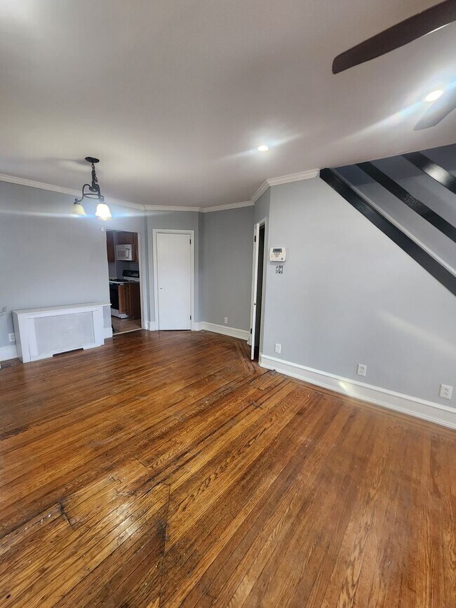 Foto del edificio - East Oak Lane House for rent with front porch and rear yard