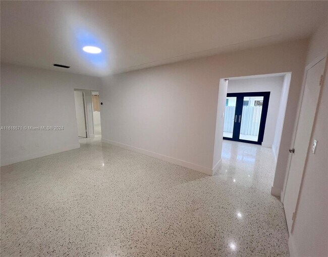 Foto del edificio - 1660 NE 125th St