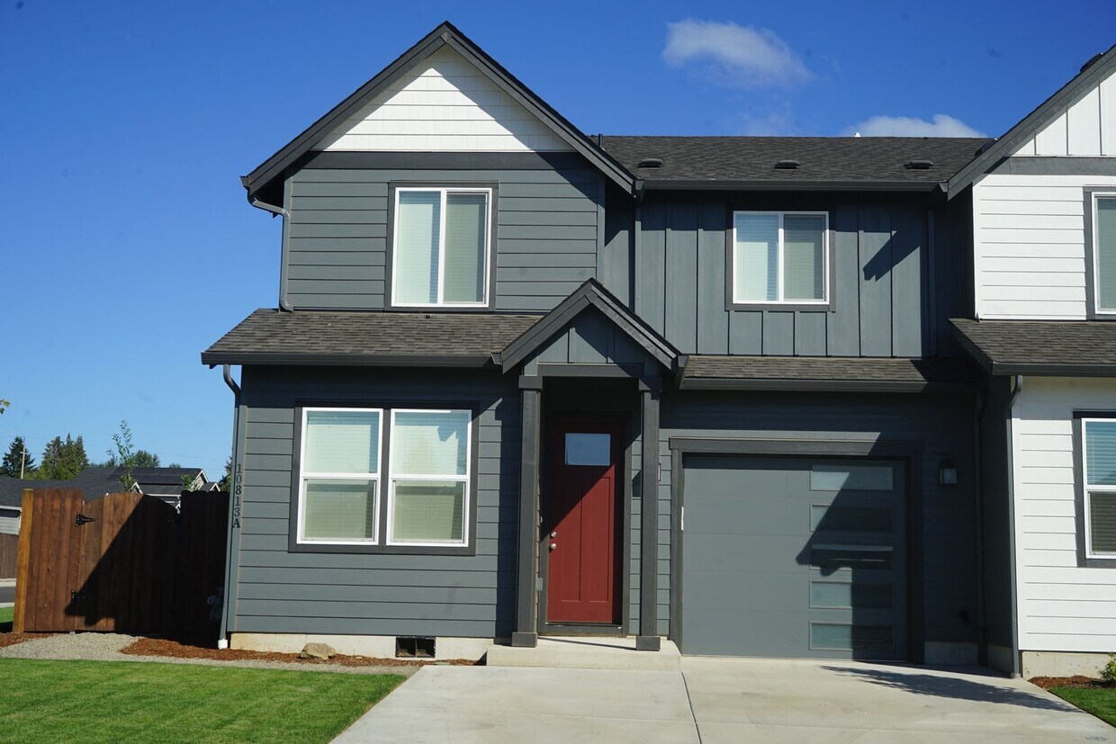 Foto principal - BRAND NEW Prairie Commons Luxury Townhome ...