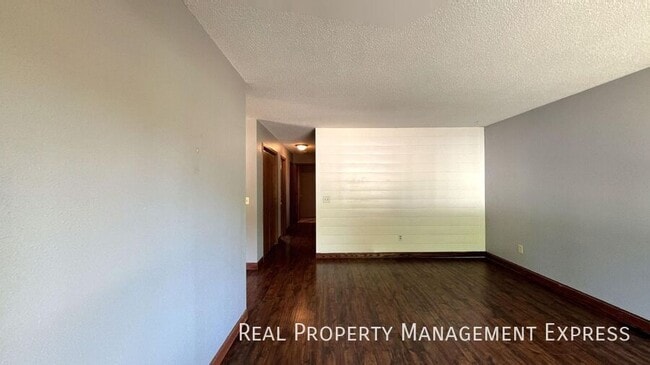 Foto del edificio - Spacious 5-Bedroom Home with Modern Updates in Sioux Falls