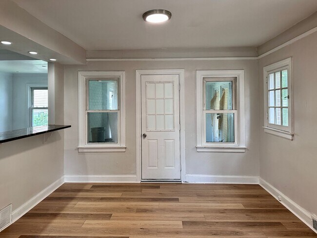 Foto del edificio - LARGE WESTSIDE FULLY REHABBED HOME -  3 be...
