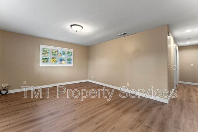 Foto del edificio - 8631 Hummingbird Way