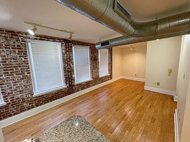 Building Photo - Fully Renovated 1 BR/ 1 BA with assigned g...