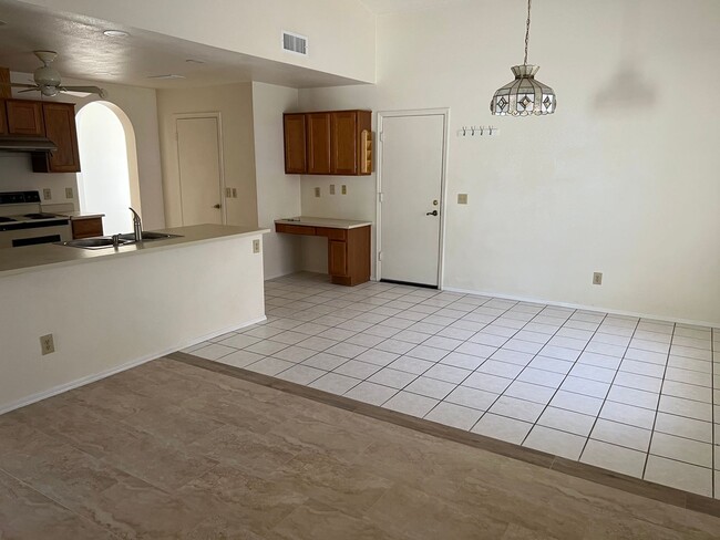 Building Photo - 3 BEDROOM 2 BATHS WITH A FIREPLACE / 101 &...