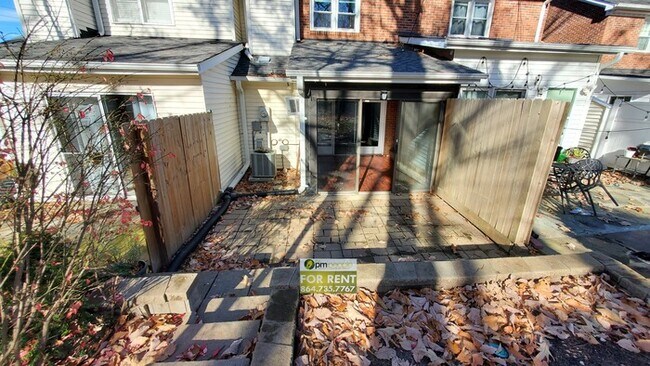 Foto del edificio - Townhome in Excellent Greenville Location!