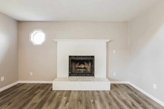 Building Photo - 8460 Countryside Ct