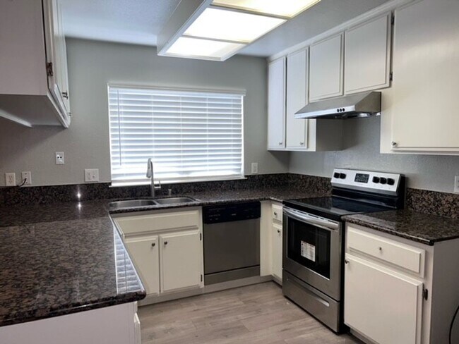 Foto del edificio - Laminate flooring throughout. Solar panels...