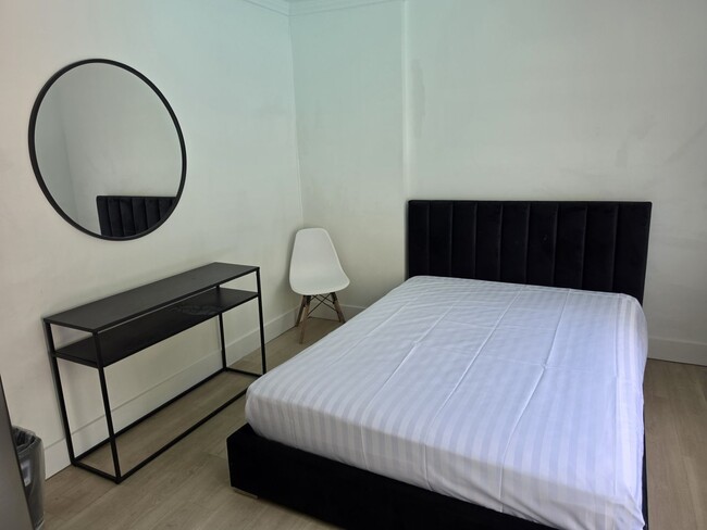 Building Photo - Studio Apartment Available Now!