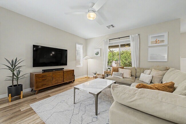 Foto del edificio - Upgraded 4 bedroom home in Skye Canyon gated community!