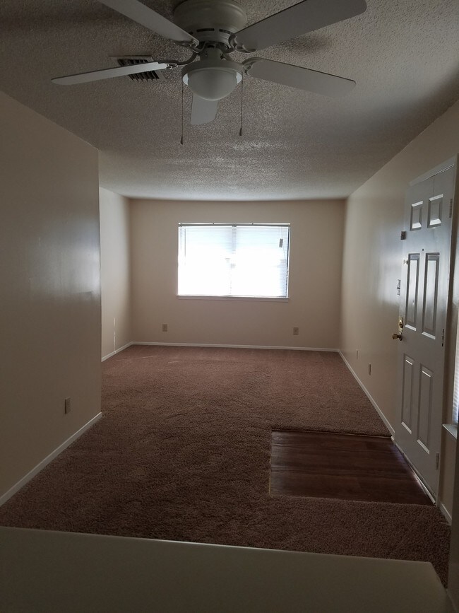 Foto del edificio - 109 Village Ln