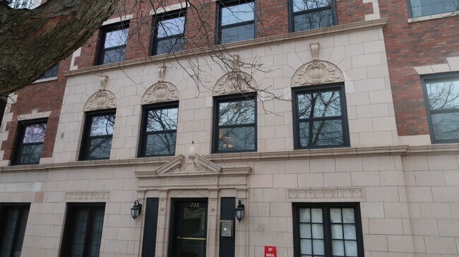 Building Photo - 735 W Junior Terrace