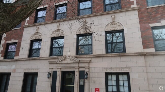 Building Photo - 735 W Junior Terrace