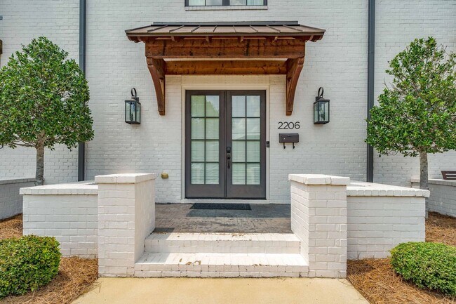 Foto del edificio - Beautiful 3 Bed 3.5 Bath Available Fall 2026! Move in Possible Prior to August!