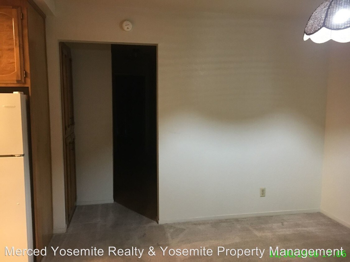Primary Photo - 660 W Yosemite Ave