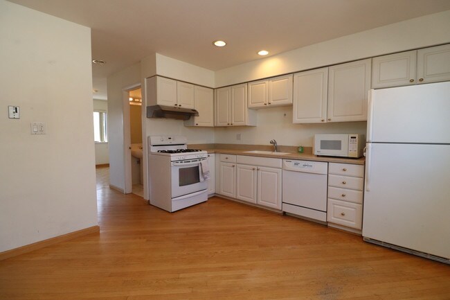 Kitchen - 211 Skokie Blvd