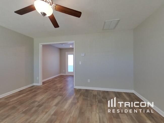 Building Photo - 913 Latting Dr