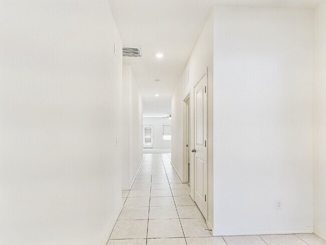 Foto del edificio - 35269 W Santa Clara Ave