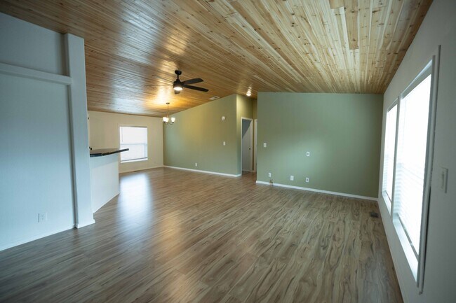 Building Photo - 2255 Fuller Ln
